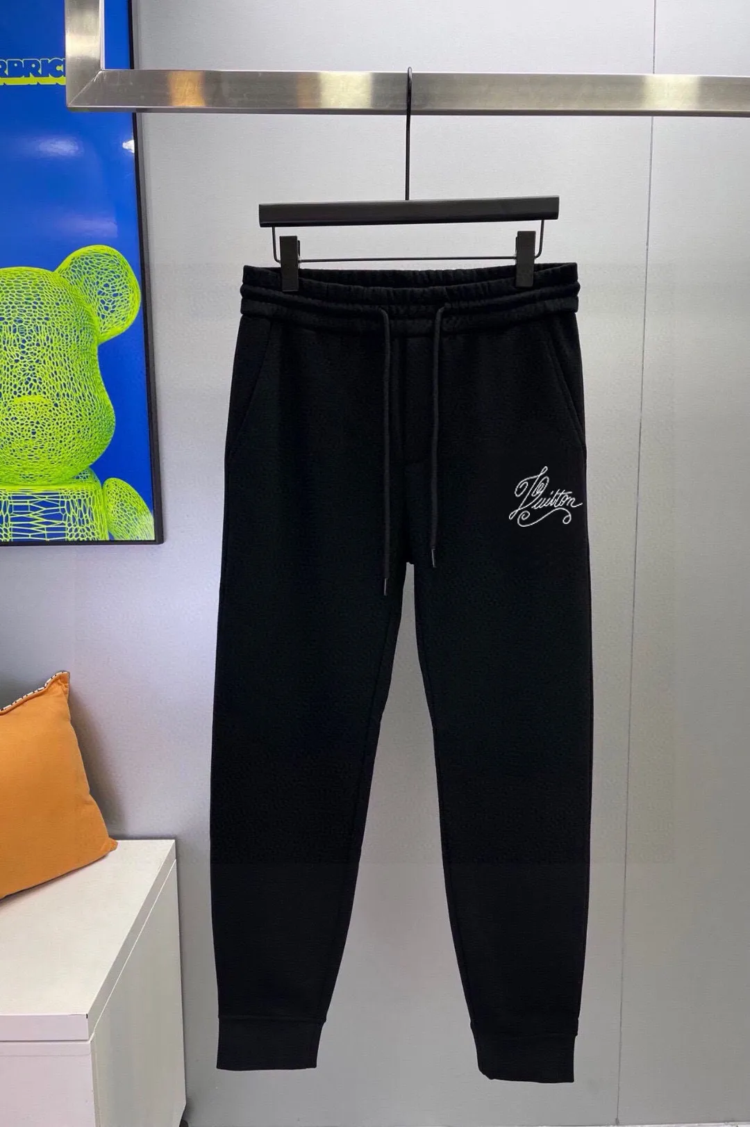 🅿️400 [Lv Louis Vuitton] (Fat Man Gospel) Hot-selling suit is coming. Focus on the original version of the official website. 2025 new hot-selling cardigan sweater suit. The original order is the best. 🇭🇰The meticulous work of top designers. Just for a fitting and perfect upper body effect. 100% natural high-quality Roman cotton, close-fitting comfort, noble and elegant! Original hardware embodies elegance and nobility! Counter size: M-5XL (maximum wear up to 220 pounds)